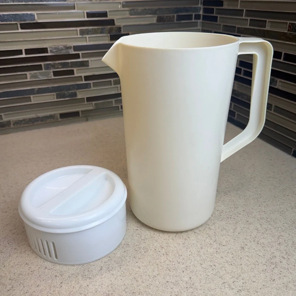 Vintage Rubbermaid 2.25 Quart Pitcher Almond Off White #2445 w/ 3 Position Lid
